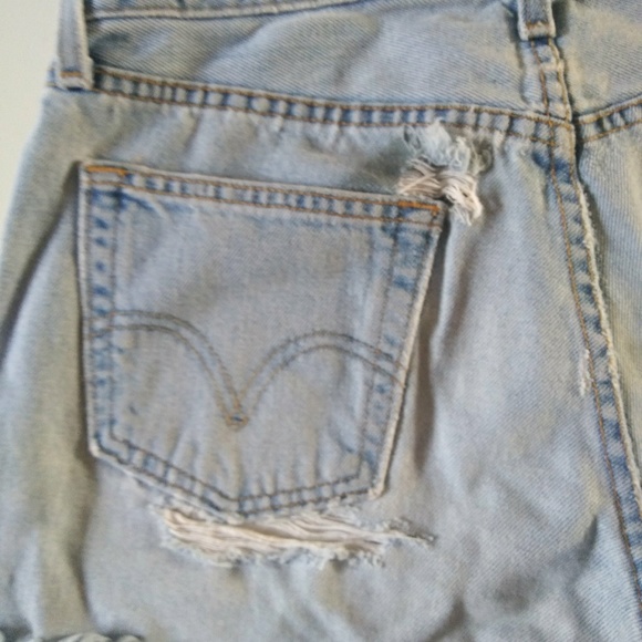 527 Levis Cutoff Shorts - Picture 3 of 7